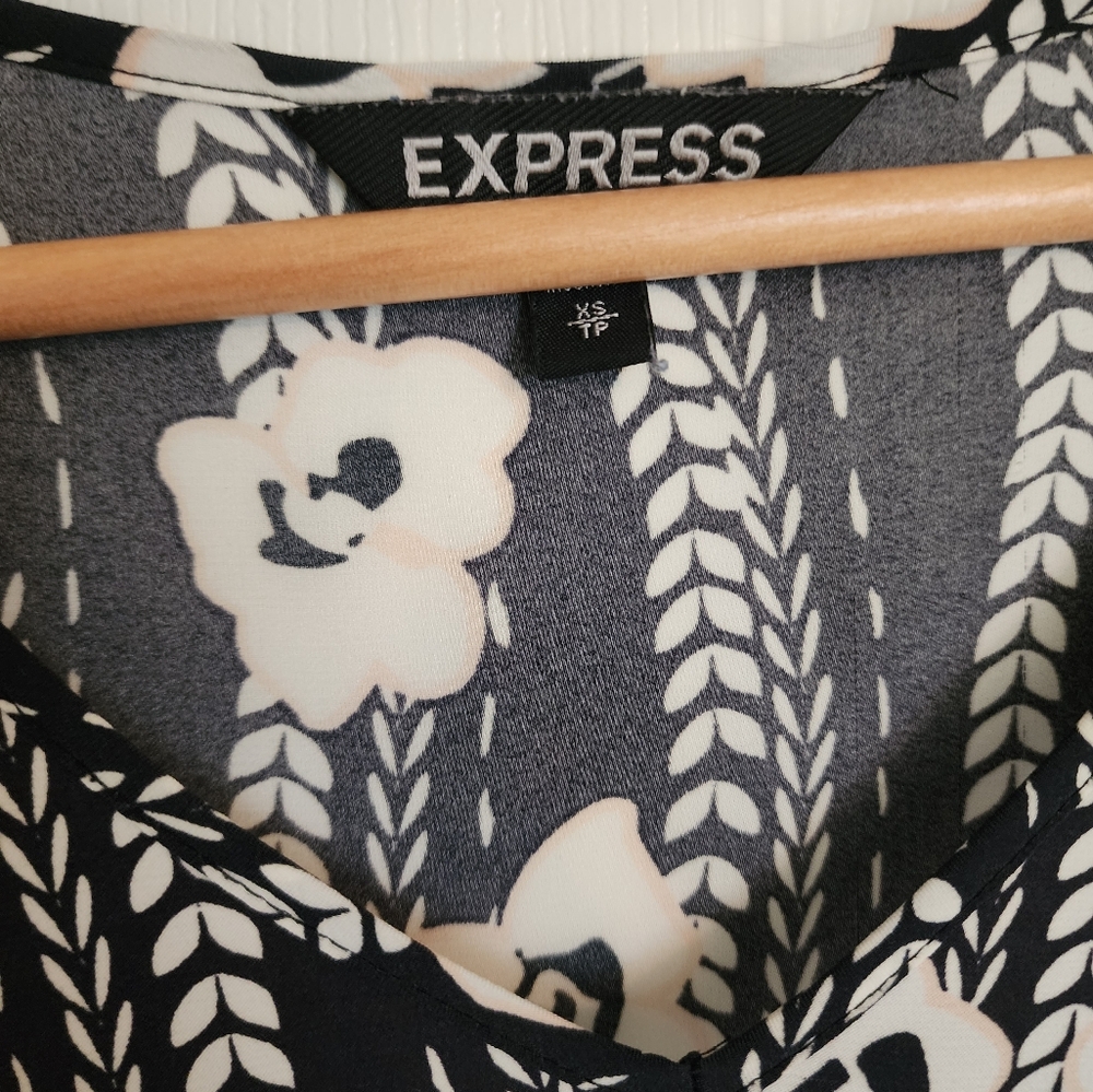 Express Floral Top - Picture 3 of 4